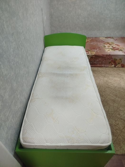 Детская кровать и шкаф