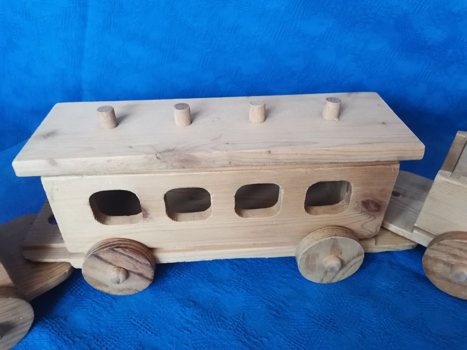 Ретро дървено влакче с локомотив и два вагона