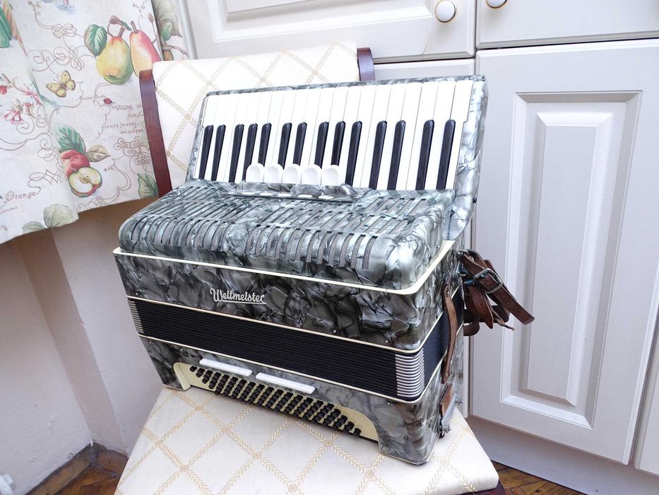Много запазен стар акордеон Велтмайстер 80 баса