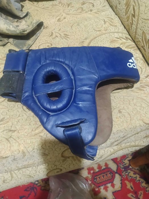 Продам  боксерский  шлем  Adidas