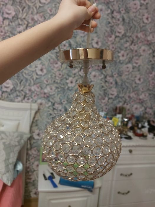 Продам маленькую люстру