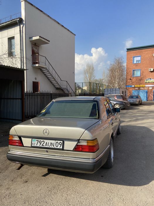 Продам машину Мерседес W124