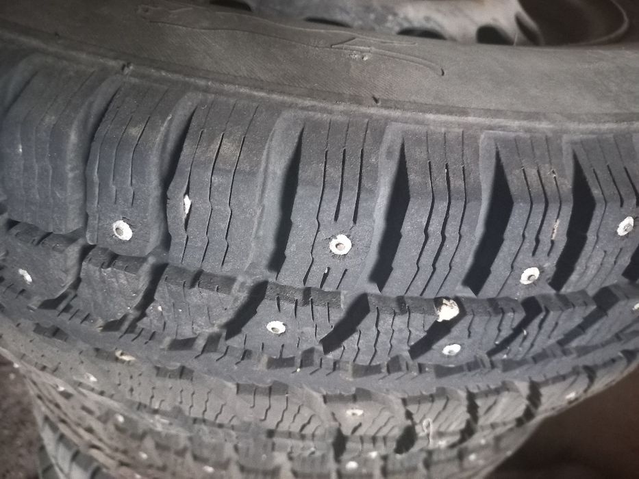 Продам комплект зимней резины с дисками