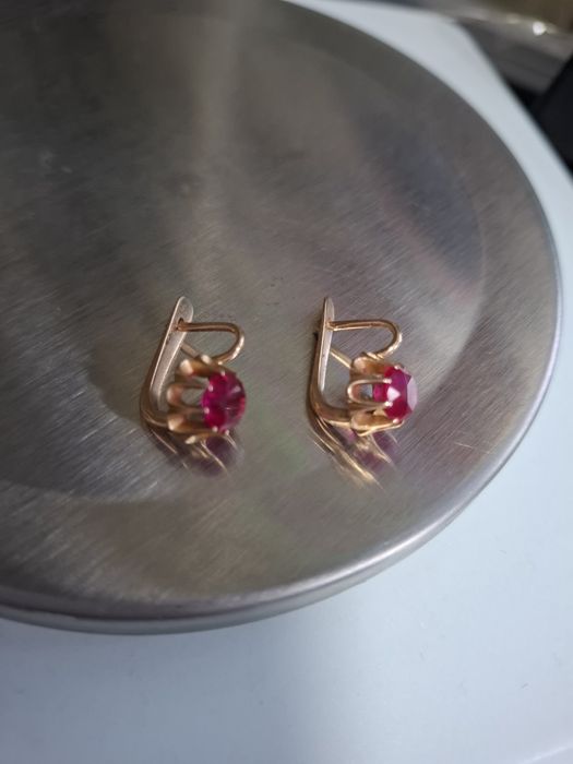 Продам золотые серьги