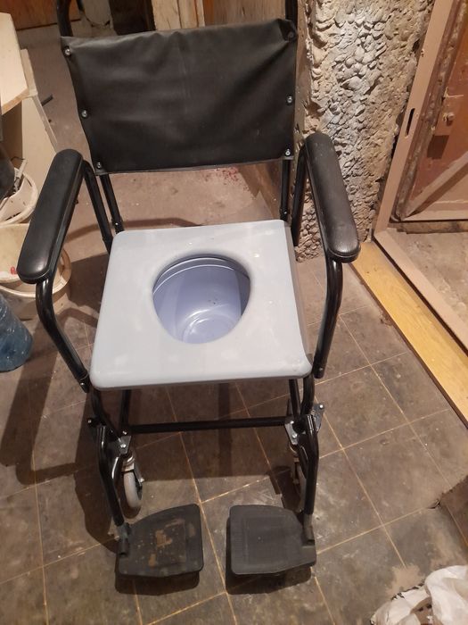 Толетен стол в добро състояние.