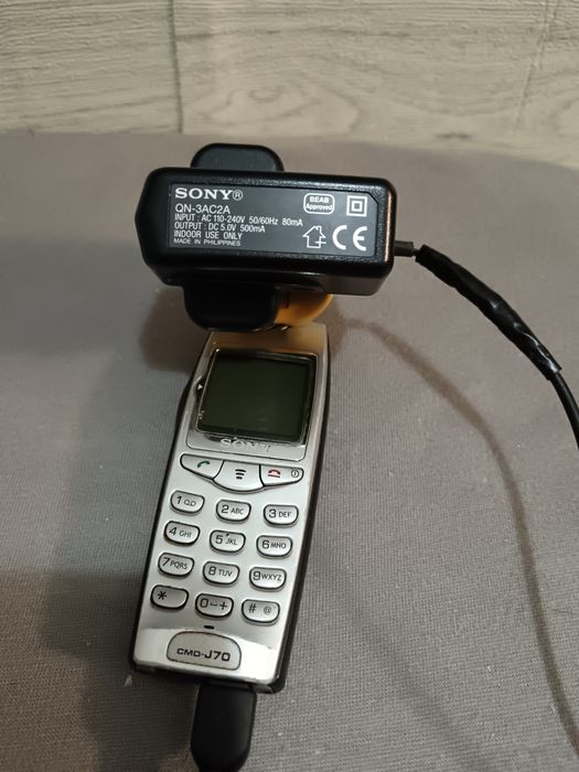 Продавам стари мобилни телефони