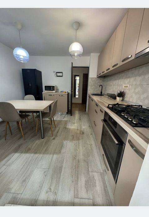 Închiriez apartament 3 camere, 2bai, Centrala termica