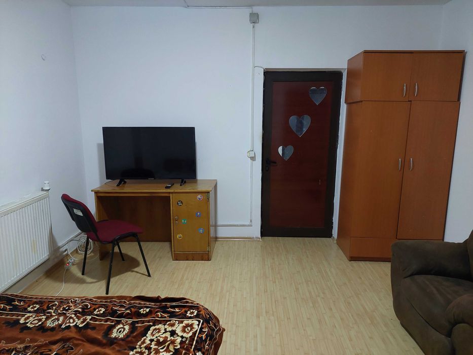 Inchiriez la casa zona Centrala.