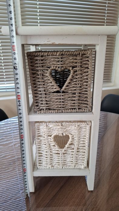 Малко дървено шкафче