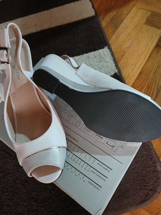 Vând sandale albe cu auriu mărimea 37