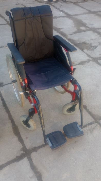 Vând scaun cu rotile