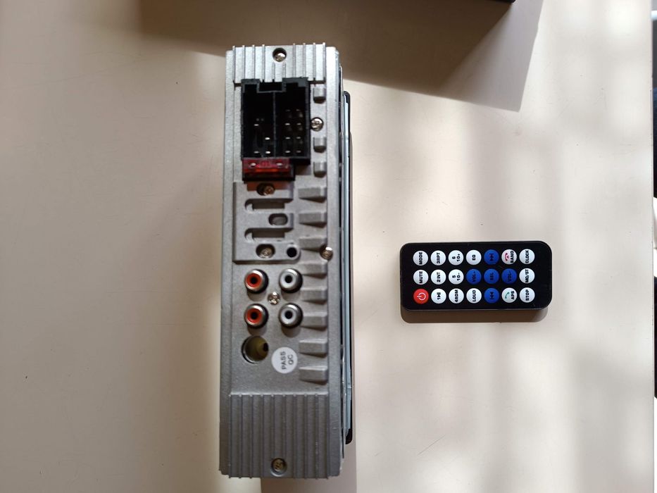 Vând casetofon de mașină cu telecomanda