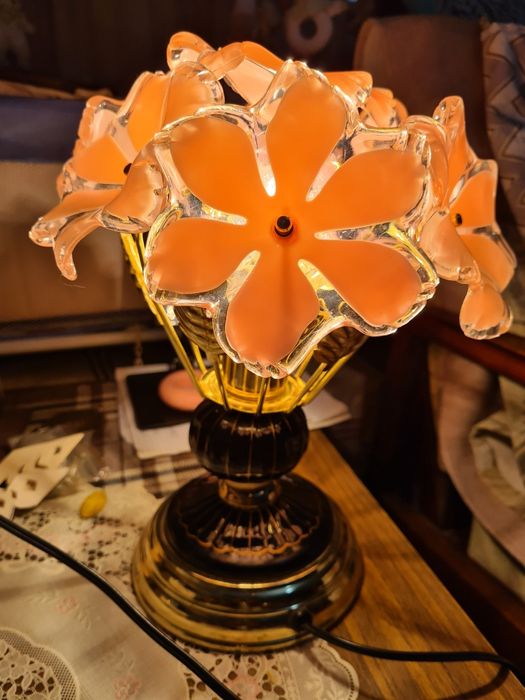 Продаётся лампа настольная.