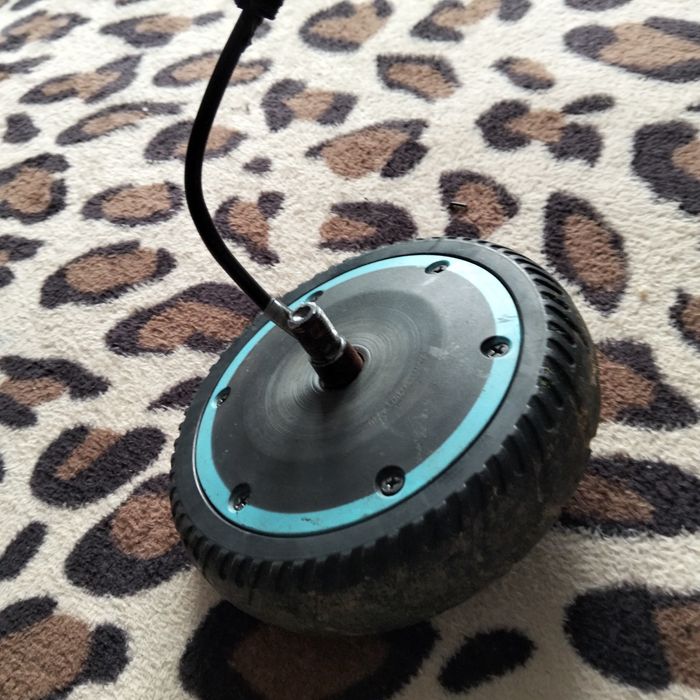Vând motor  cu baterie și controrel