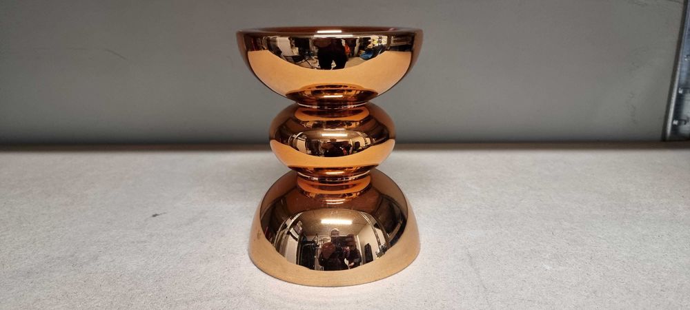 Свещник - тъмно злато