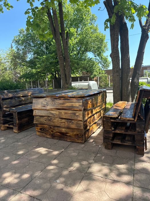 Комплект масивна дървена маса с 2 пейки – 600 лв.