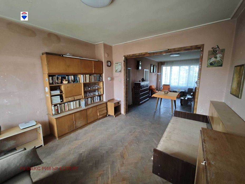 Тристаен апартамент за продаба кв. Широк център