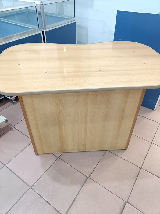 Стол из плотного дерева