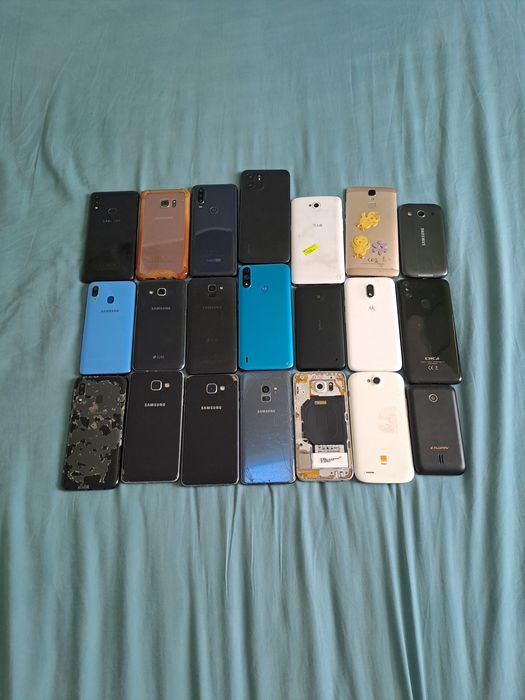Vand lot 21 de telefoane defecte