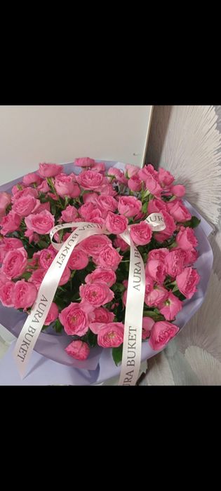 Мерекеге арналған әдемі гүл шоғы.Жақыныңызды қуантуды ұмытпаңыз. Әдемі