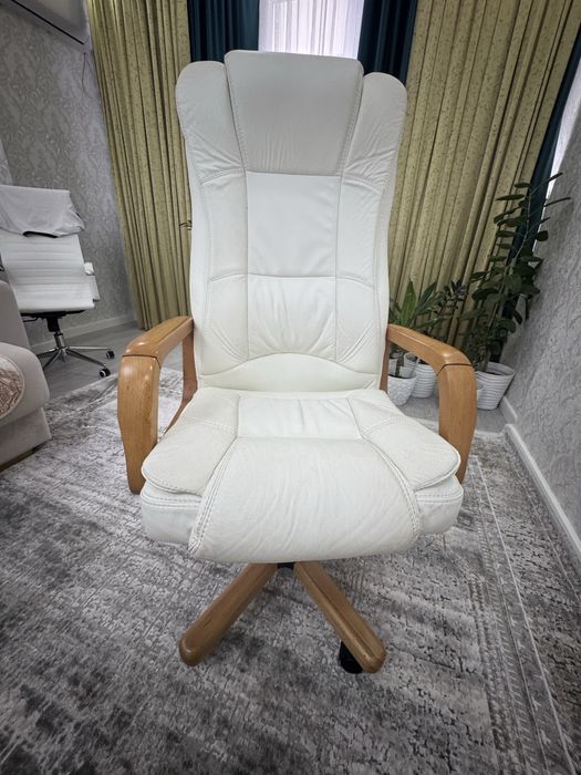 Продам кожаное кресло.