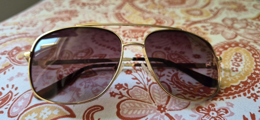 Продавам слънчеви очила