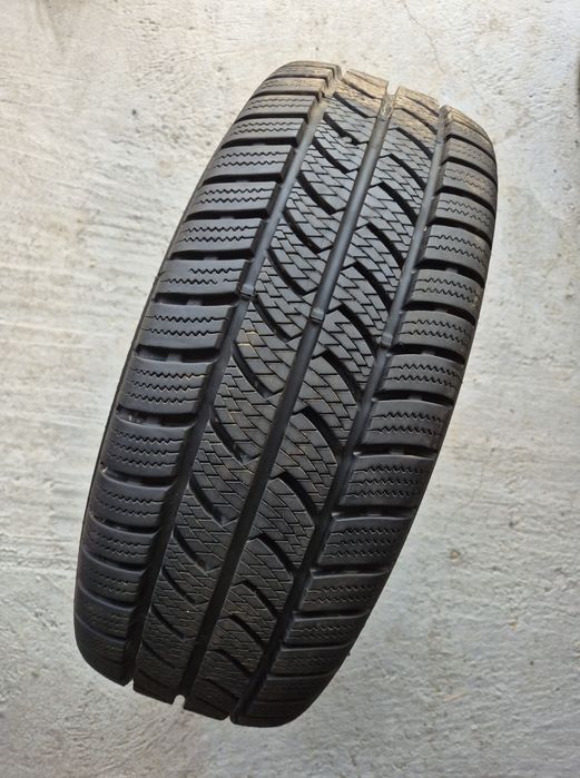 O bucată 235/65 R16C M+S iarnă - una Michelin Continental Hankook