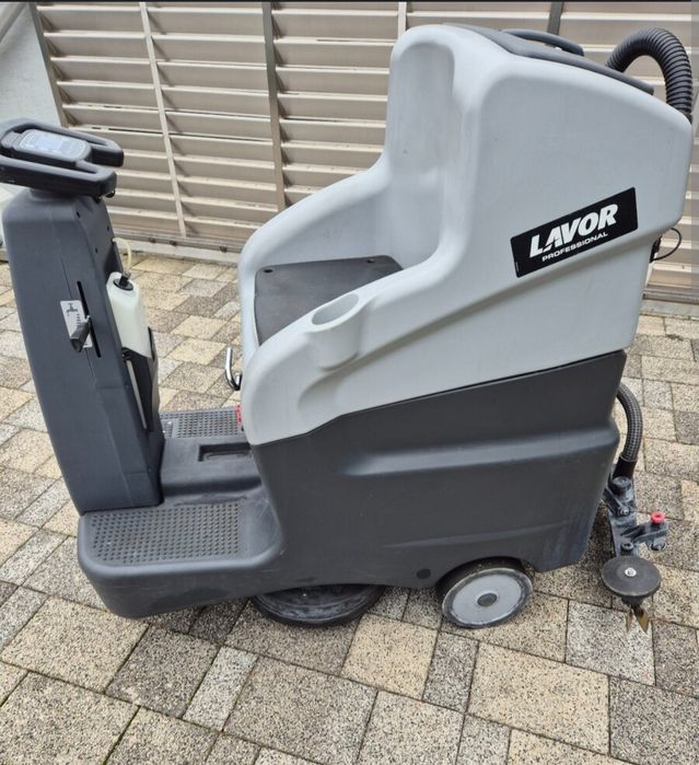 Curatenie mecanizata parcari hale spatii industriale spatii comerciale