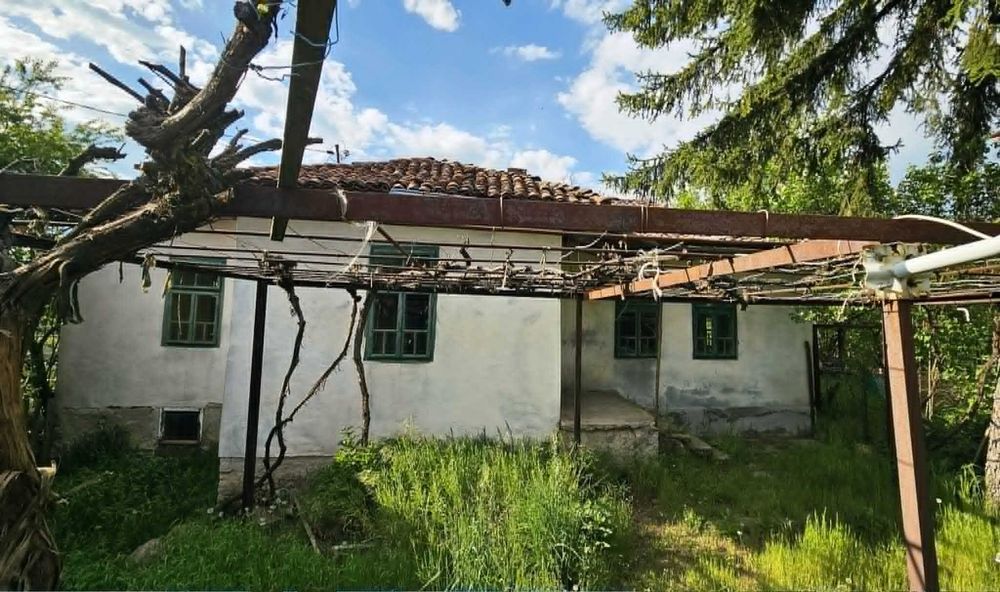 Продава къща в центъра на с. Гълъбник