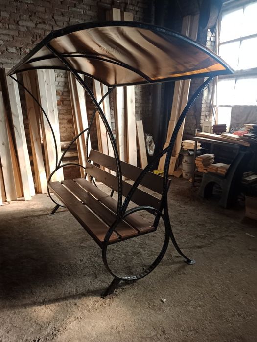 Лавочка с крышей