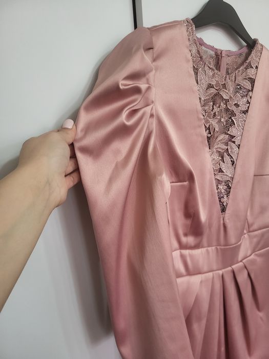 Văd rochie roz pudră