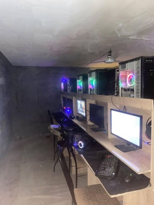 Kampyuterlar 10ta 1ta server notbuk