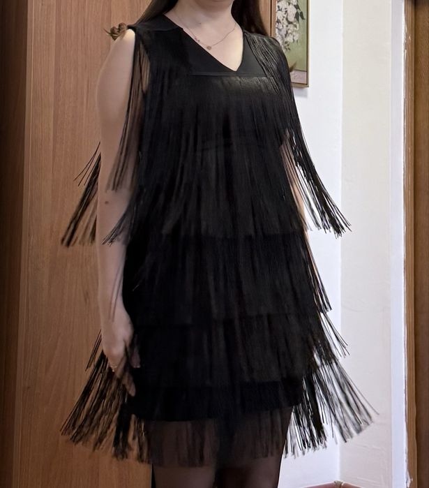 Красивое черное платье.