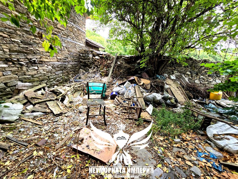 Продавам двуетажна стара къща 60РЗП с хубав двор 234кв. с.Лясково