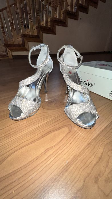 Женские туфли сверкающие