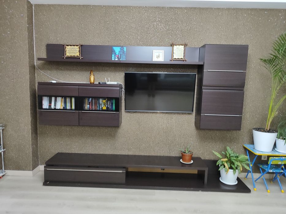 Настенные полки и шкаф