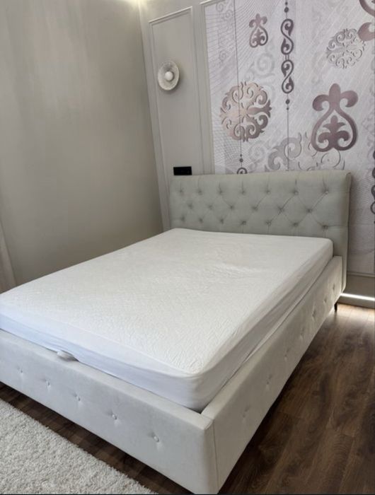 Кровать двуспальная с матрасом