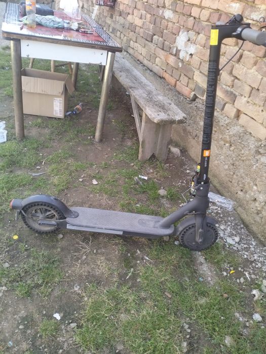 Vînd trotineta electrica