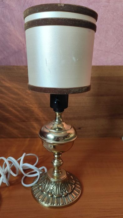 Старинна настолна лампа с тяло от масивен месинг
