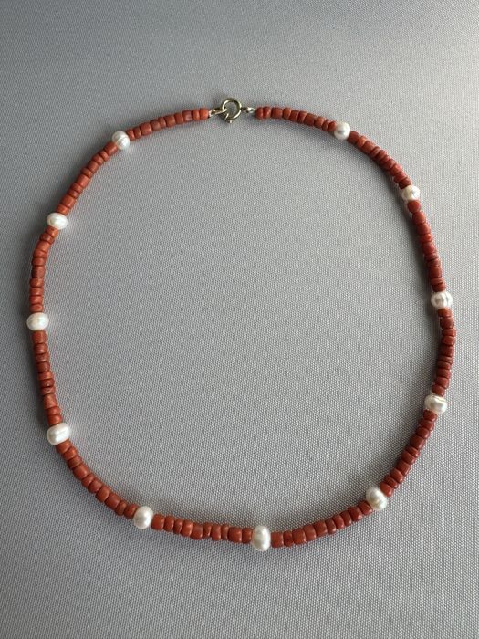 Colier lucrat manual din coral, perle si aur 9 k