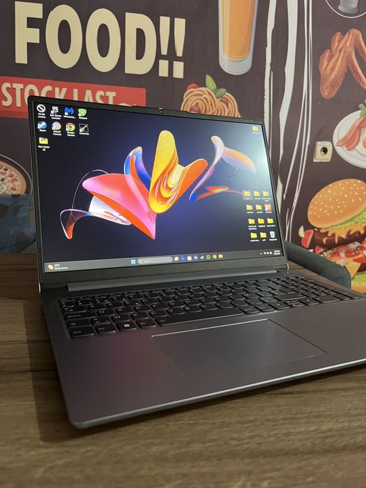 Laptop lenovo 16 GB 512 gb storage 16” inch