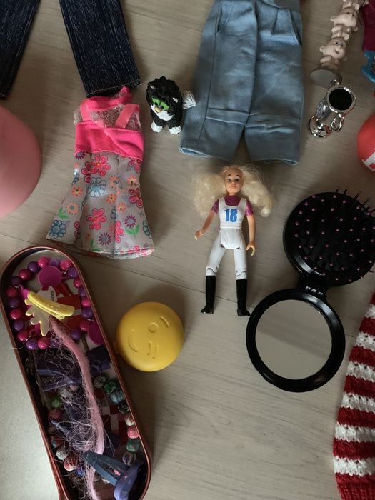 Vand haine si accesorii ptr.Barbie.