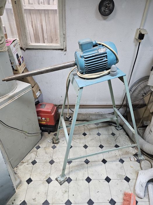 polizor cu ax lung pe stativ