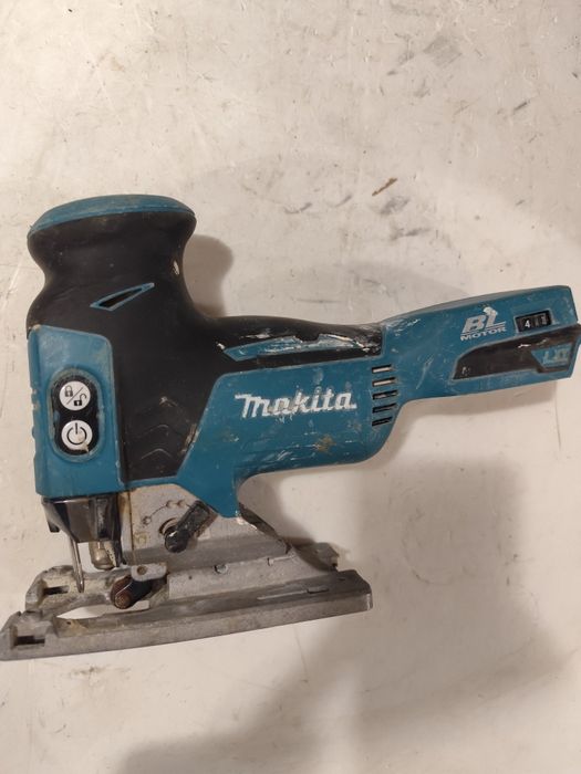 Безчетков прободен трион зеге Макита Makita DJV181