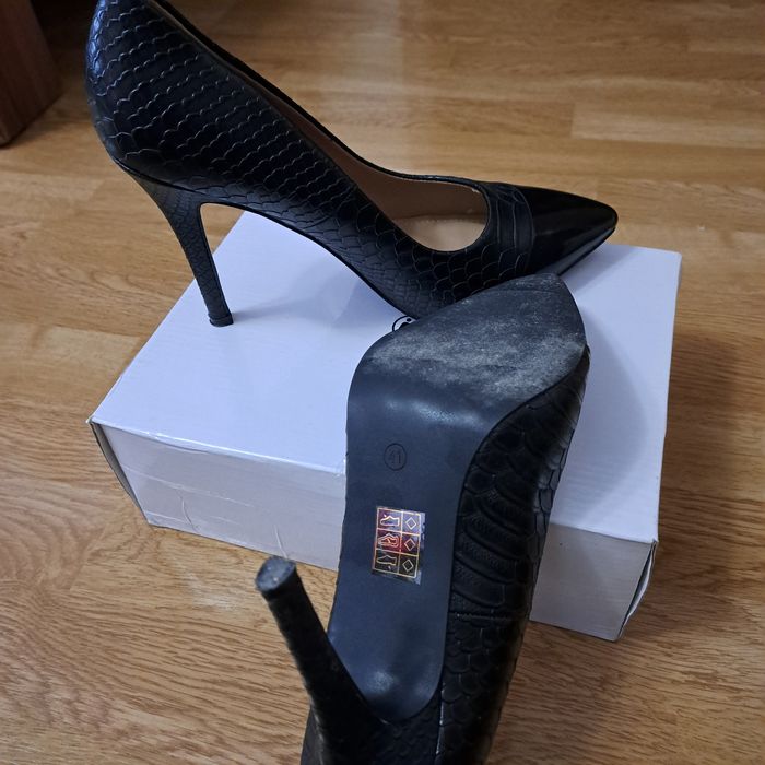 Pantofi negri cu toc