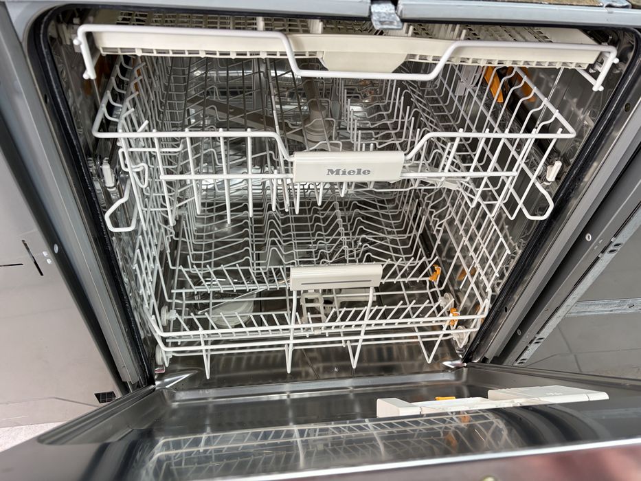Miele G 4263 scvi миялна за пълно вграждане. Произведена в Германия.24 мес гаранция