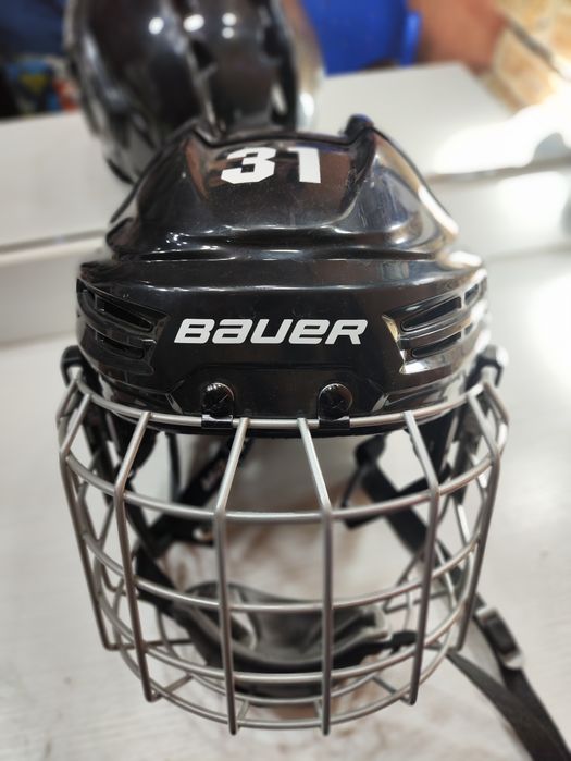 Хоккейный шлем отличное состояние