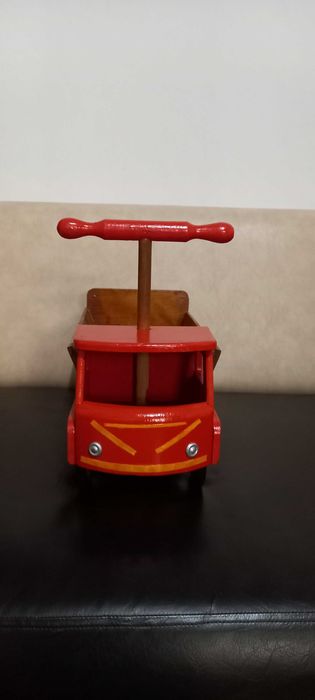 Mașinuță veche din lemn