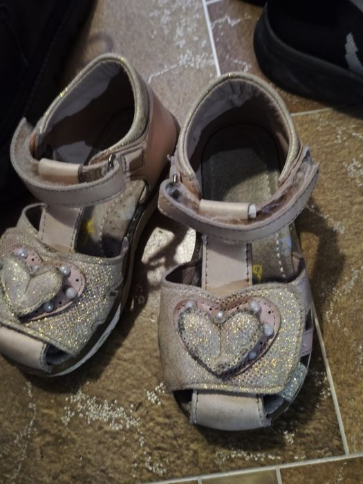 Детская обувь много