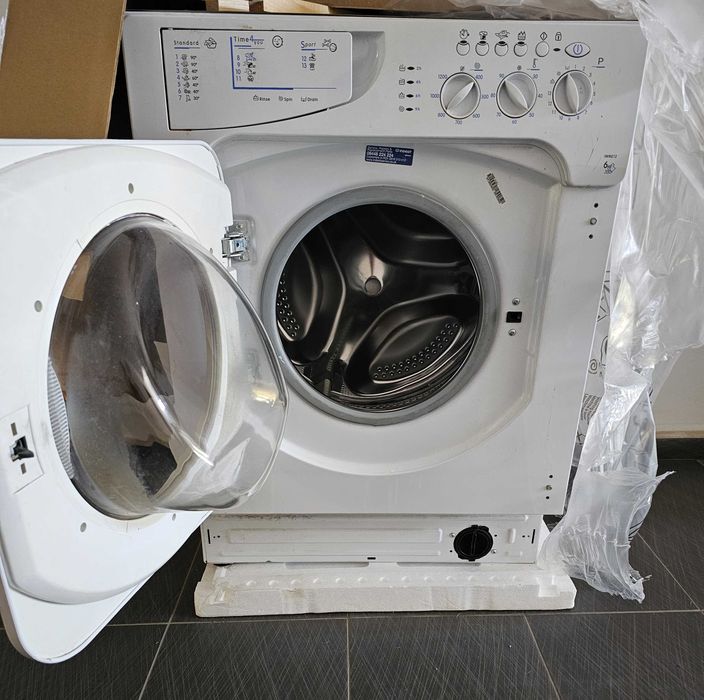 Пералня за вграждане Indesit IWME12 6kg - работеща